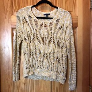 Asymmetric flowey sweater.